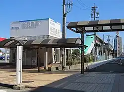 Empfangsgebäude mit Viadukt im Hintergrund