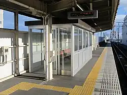 Bahnsteig mit Warteraum