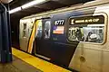 Zug mit seit­lichem Zuglauf­schild „E QUEENS BLVD EXP“ (2018)