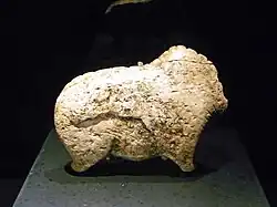 Ein Wisent, Bison oder jedenfalls ein rinderartiges Tier; der Widerrist ist gut ausgearbeitet, so dass es sich hier wohl um ein erwachsenes, männliches Tier handelt