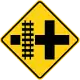 Zeichen W10-2L Bahnübergang neben Kreuzung