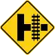 Zeichen W10-3R Bahnübergang neben T-Kreuzung