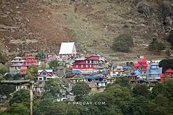 Blick auf Machail, der Hindu-Tempel ist das hohe Gebäude mit dem Satteldach