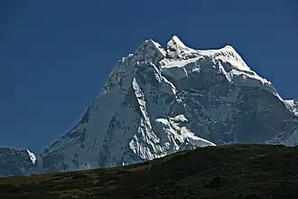 Kangtega (Mitte hinten), sattelförmiger Kangtega-Nordgipfel (rechts davor)