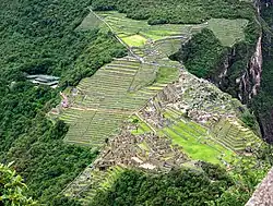 Machu Picchu von halber Höhe des Huayna Picchu aus gesehen