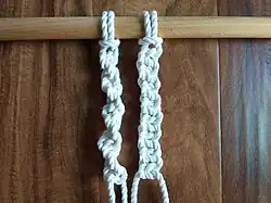 Altweiber­knoten (links) und Kreuz­knoten (rechts) in Serie