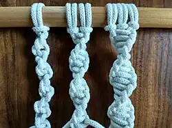 Serielle halbe Schläge ohne Trägerfaden (links), an 2 Trägerfäden (Mitte), an 4 Trägerfäden (rechts)