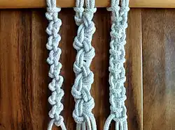 Halbe Schläge mit Fadenwechsel (von links nach rechts: einfach, zweifadig, an Träger­fäden)