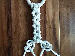 Wasser­fall­knoten im Wechsel mit je 1 Rippen­knoten links und rechts