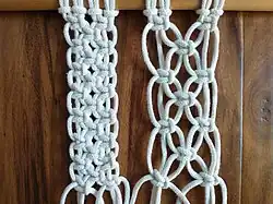 Kreuzknoten, mit wechselnden Fäden; links dicht, rechts lose ausgeführt