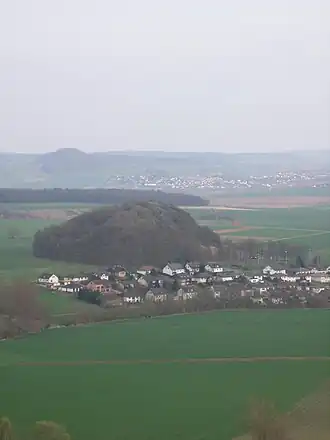 Blick von der Obernburg über Maden am Mader Stein nach Gensungen am Heiligenberg