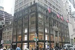 Der Gebäudesockel mit Geschäften im Mai 2022