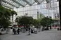 Im Wintergarten (Atrium), im Hintergrund der 550 Madison Avenue Garden