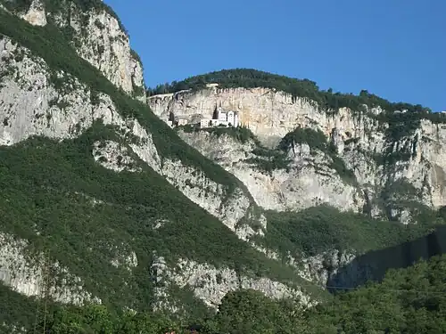 Blick aus dem Etsch-Tal hinauf zur Kirche