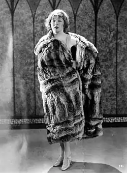 Mae Murray (1885–1965) im Chinchillacape