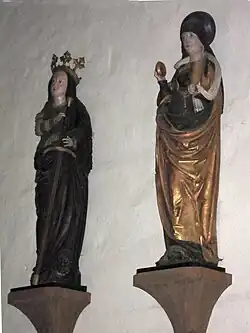 Holzplastiken (um 1500), links die heilige Katharina, rechts Maria&nbsp;Magdalena
