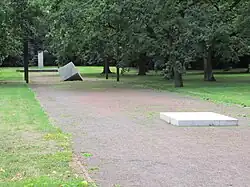 Plastisches Ensemble für die Bombentoten von Wieland Schmiedel auf den Kriegsgräberstätten des Westfriedhofs