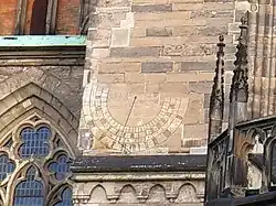 Sonnenuhr am südlichen Querhausgiebel