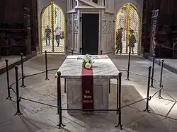 Steinsarkophag Ottos I. im Chor