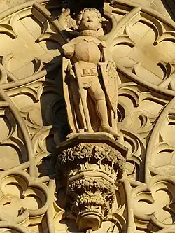 Mauritius-Statue im Wimperg des Westportals