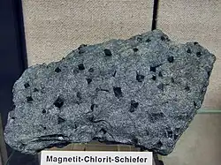 Magnetit-Oktaeder in Chloritschiefer aus Erbendorf, Oberpfalz, Deutschland