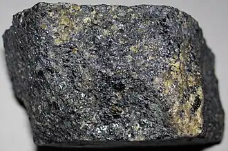 Magnetit-Skarn aus dem Bergwerk „Tilly Foster“, USA