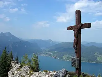 Gipfelkreuz des Mahdlgupf. Unten der Attersee, im Hintergrund der Mondsee.