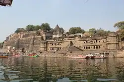Das Fort und Ahilyabai-Tempel aus der Zeit der Holkar-Dynastie in Maheshwar