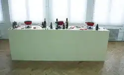 ahlzeit, Aktion/Installation, Sockel, drei Fondue-Caquelons, Käse, ca. 100x60x300, 2011, Ausgestellt „7“, Kunstverein Duisburg 2011