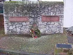 Mahnmal mit Menora zur Erinnerung an die alte Synagoge.[71]