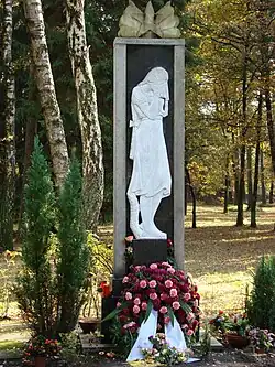 Sowjetisches Mahnmal auf dem Kriegsgefangenen­fried­hof („Die Trauernde“ [Kopie] von M. Muchin[9])