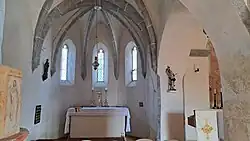 Zu sehen ist der Hauptaltar und die gotische Apsis im linken Seitenschiff.