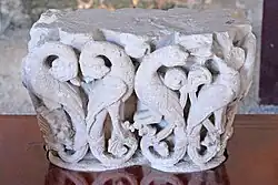 Museum, Kapitell mit Vögeln