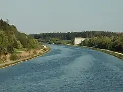 Scheitelhaltung des Main-Donau-Kanals mit rechts sichtbarer Skulptur “Scheitelhaltung”