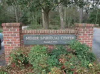 Meher Spiritual Center Eingang in Myrtle Beach, South Carolina, USA