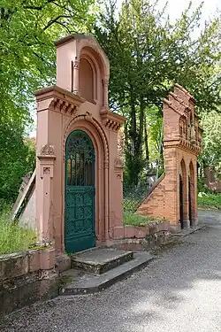 Portalgruft auf dem Mainzer Hauptfriedhof mit vergittertem Portal und verzierter steiler Treppe in die Gruft