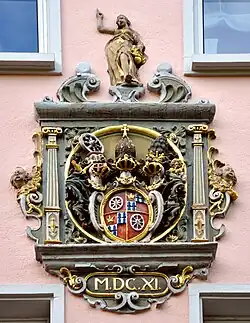 Wappen des Kurmainzer Erzbischofs Johann Schweikhard von Kronberg aus dem Kronenstamm, Mainz, Höfchen 4 (1611)