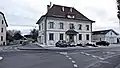 Gemeindeverwaltung von Jussy neben der Strassenkreuzung