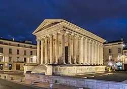 Das Maison Carrée (Nîmes, Frankreich), einer der am besten erhaltenen römischen Tempel, ca. 2. Jahrhundert n. Chr.