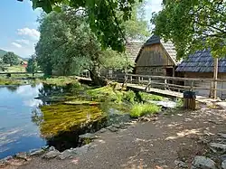 Regulierte Abläufe des Quellteiches mit Mühlengebäuden