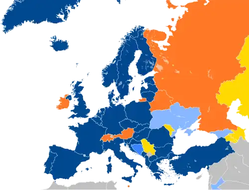 Europakarte mit Ländern in Blau, Cyan, Orange und Gelb, basierend auf ihrer NATO-Zugehörigkeit
