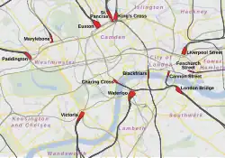 London: Die Fernbahnhöfe gruppieren sich um das Stadtzentrum mit den Bezirken Camden und City of Westminster und der City of London und werden auf der Schiene vorrangig durch die Underground verbunden
