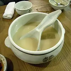 Traditionell wird Makgeolli in einer Schüssel serviert