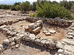 Bänke in der Mitte von Raum 22 (Südecke)