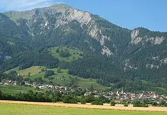Der Vilan überragt das Dorf Malans um rund 1800 m