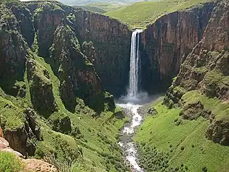 Der 192 m hohe Maletsunyane-Wasserfall in den Basalten der Drakensberge in Lesotho,