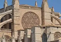 Ostrose des Mittelschiffs und zwei weitere Rosenfenster der Kathedrale („La Seu“) von Palma de Mallorca, 1330–1430