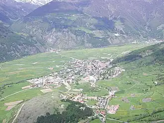Im Vordergrund der Tartscher Bichl und Tartsch, in der Bildmitte Mals und im Hintergrund Burgeis mit dem Kloster Marienberg