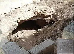 Die nördliche Höhle (mit Informationstafel)