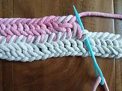 F2 = 2 Schlingen­bögen von vorn (Mammen-Stich)